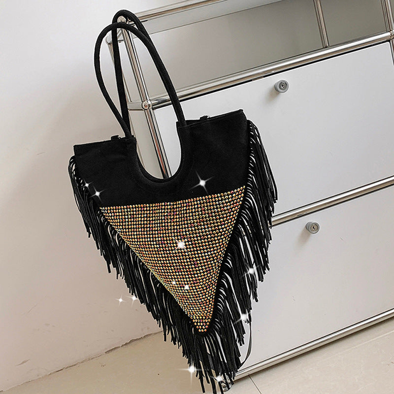 Venta al por mayor Bolso de hombro con múltiples remaches y borlas de PU